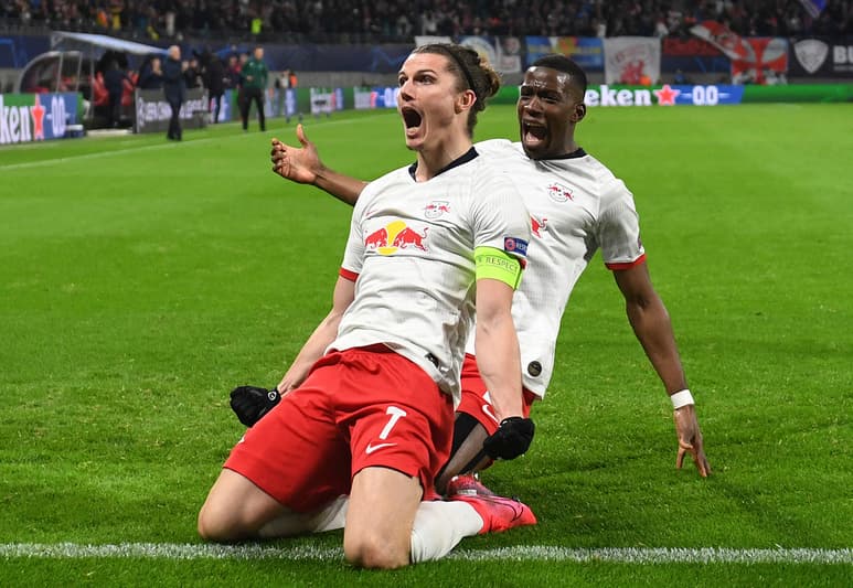 El atacante austriaco Marcel Sabitzer (7) festeja tras anotar uno de sus dos goles frente al cuadro inglés, mismos que ayudaron a incrementar el global para avanzar en la Champions League (AP).