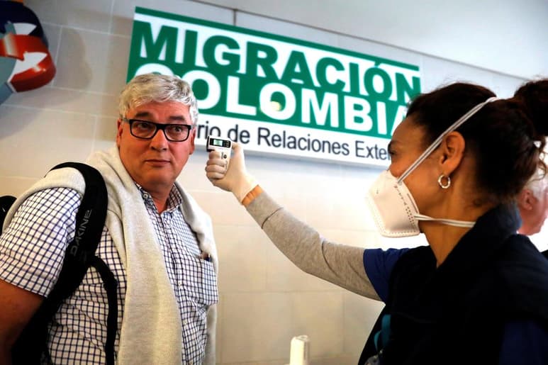 El viceministro de Salud, Alexander Moscoso, señaló en una rueda de prensa que las autoridades sanitarias confirmaron el martes los nuevos casos: dos en Bogotá, uno en Cartagena y tres en Medellín.
(EFE)
