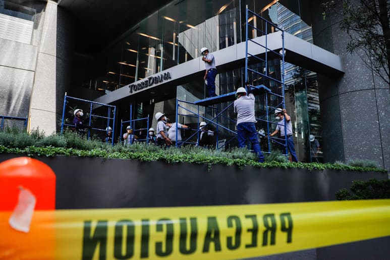 Paulina desarrollaba su rutina del día, la cual incluía la renovación de su línea telefónica, cuando escuchó el sonido de disparos alrededor de la Torre Diana, edificio donde fue a realizar su trámite. Grabó el momento y lo subió a Twitter. (NOTIMEX)