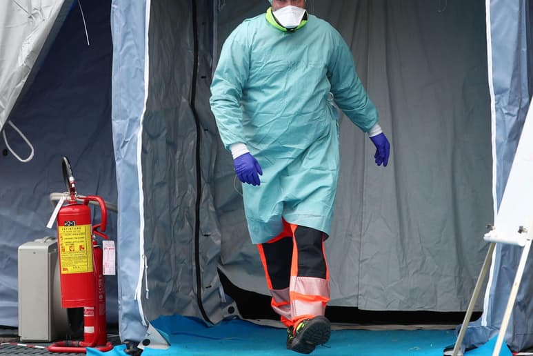 Stella fue uno de los primeros médicos en Italia en contraer este virus que se originó en China mientras curaba a los pacientes italianos de la región de Lombardía. (ARCHIVO)