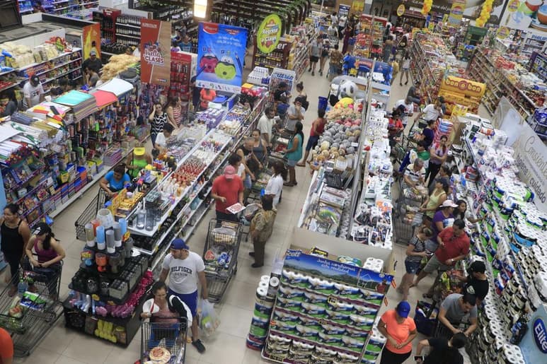Los consumidores se han vuelto más exigentes con los productos. (ARCHIVO) 