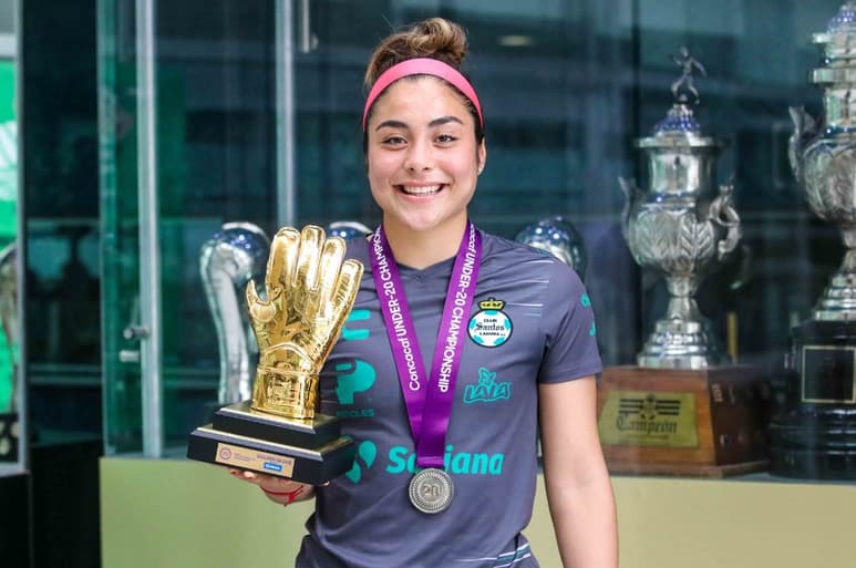 Con su medalla de subcampeona y el Guante de Oro del Premundial, Wendy sonríe al regresar a casa. (ESPECIAL)