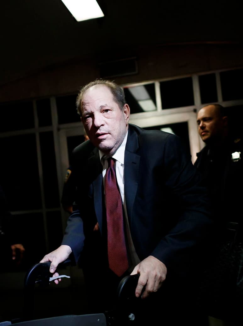 Aspecto. Weinstein usó una andadera a lo largo del juicio y el miércoles llegó a la corte en una silla de ruedas. (AP)