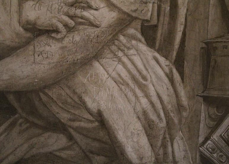 Las ucranianas tallaron sus nombres en una pieza artística de 500 años de antigüedad. (INTERNET)