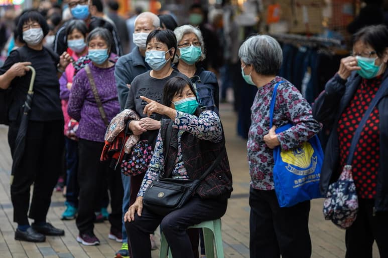Una de las prioridades del Gobierno chino ahora es 'protegerse contra la importación' de contagios desde otros países tras los casos de COVID-19 detectados en otras partes del mundo. (EFE)