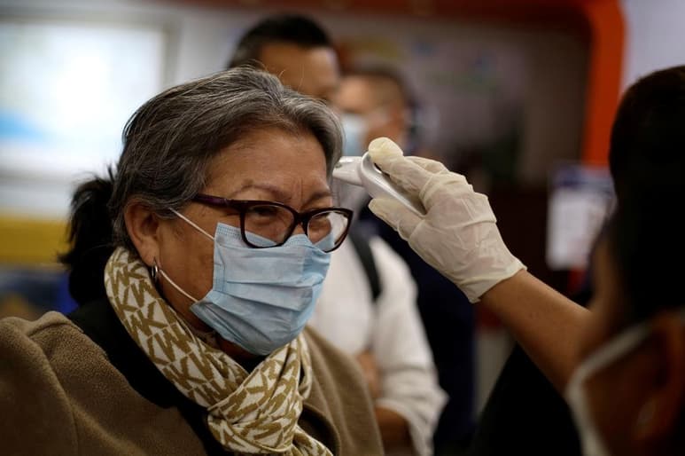 En la mayoría de los contagiados, el coronavirus deja apenas síntomas leves o moderados, como fiebre y tos, y la inmensa mayoría se recupera. (ARCHIVO)
