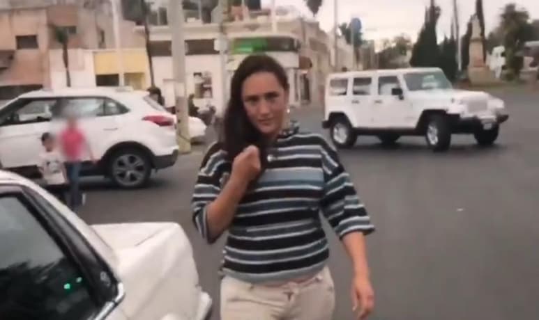 La mujer se ha vuelto blanco de burlas, críticas y memes gracias a su actuar en el video que se viralizó en redes (CAPTURA)