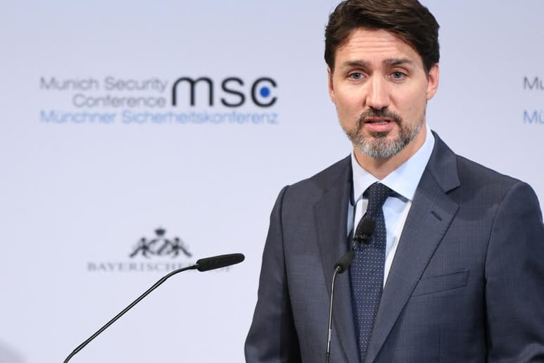 Trudeau y su esposa iniciaron una cuarentena voluntaria el jueves por presentar ella síntomas parecidos a un resfriado. (ARCHIVO)