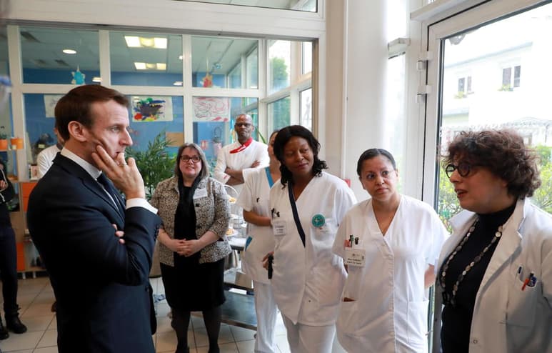 Los colegios y universidades francesas cerrarán a partir del lunes para evitar la propagación del coronavirus, anunció este jueves el presidente de Francia. (ARCHIVO)