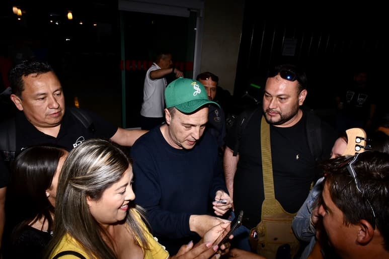 Recibimiento. David se puso una gorra oficial del Club Santos Laguna que le regaló un fan. (EL SIGLO DE TORREÓN)