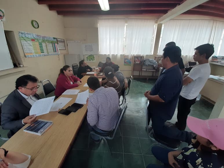 Autoridades escolares se reunieron con los padres de familia, que estaban muy indignados. (EL SIGLO DE TORREÓN / Diana González)

