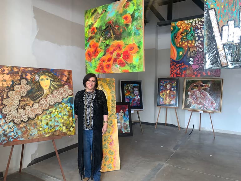 Inspiración. Marcela Lozano encuentra en la figura femenina la base para trazar sus lienzos. (EL SIGLO DE TORREÓN / Lucero Barroso)