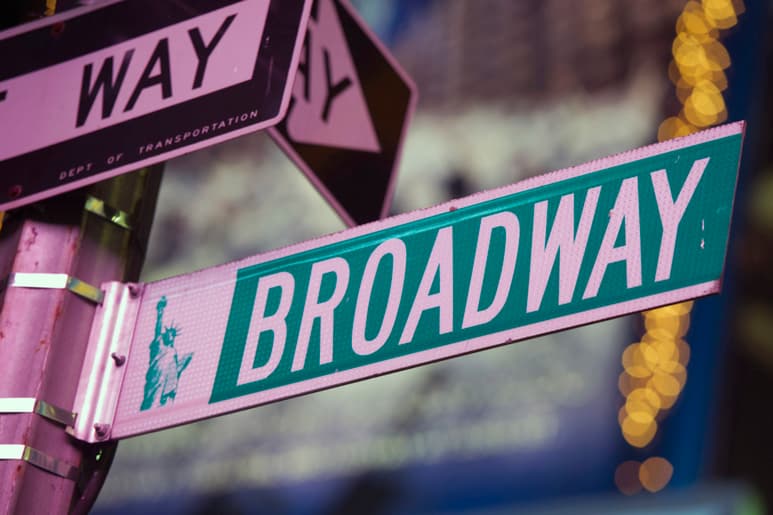 Se baja el telón. En esta foto un letrero de la calle Broadway en Times Square en Nueva York. (AP)