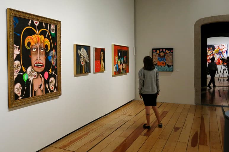 Obras. La exposición Gestos, de Mon Laferte, se exhibe en el Museo de la Ciudad de México, es la primera exposición de arte de cantante. (AP)