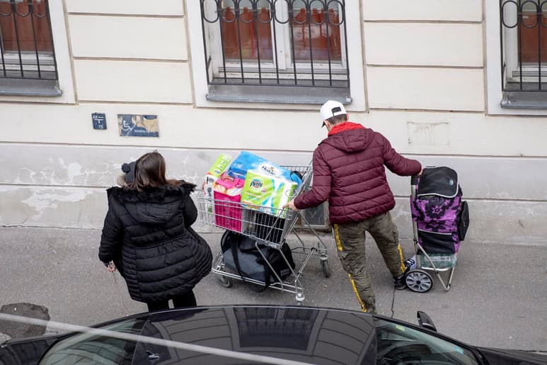 Para combatir algunos focos de contagio, las autoridades van a poner bajo cuarentena durante dos semanas a dos zonas en el Tirol austríaco, donde todos los hoteles han sido clausurados hoy.
(EFE)