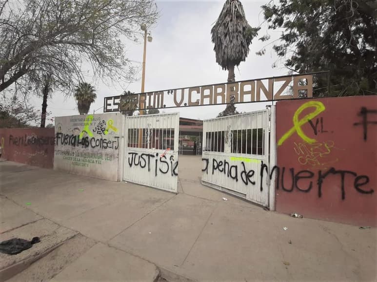 La escuela Venustiano Carranza turno matutino se encuentra ubicada en la calle Manuel Acuña número 11 de la Colonia Centro en el municipio de Francisco I. Madero. Este viernes no hubo clases, en su exterior los padres de familia rayaron que exigen justicia y castigo para el violador.
(EL SIGLO DE TORREÓN)