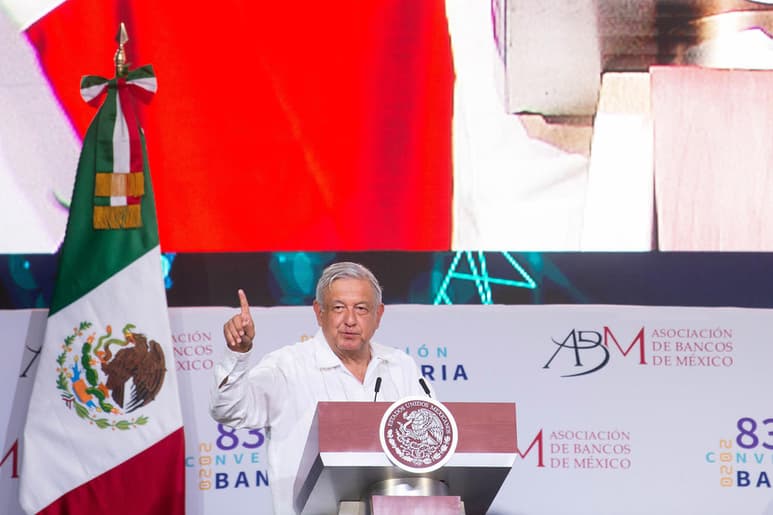 En la reunión organizada por la Asociación de Bancos de México (ABM), el mandatario resaltó que es importante tomar en cuenta que en México hay estabilidad y paz porque, afirmó, se está atendiendo al pueblo y en especial a la gente más necesitada. (NOTIMEX)