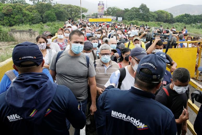 'A partir de la cinco de la mañana de mañana se cerrarán los pasos fronterizos con Venezuela como medida de protección ante la situación que se está presentando también en el vecino país', dijo Duque en una declaración al país. (EFE)