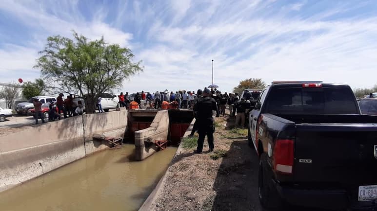 Desde la mañana permanecían en el lugar al menos 15 unidades de las diversas corporaciones de seguridad y los campesinos afirmaron que ellos también se quedarían para evitar que se 'boicoteara' el ciclo de riego. (EL SIGLO DE TORREÓN)