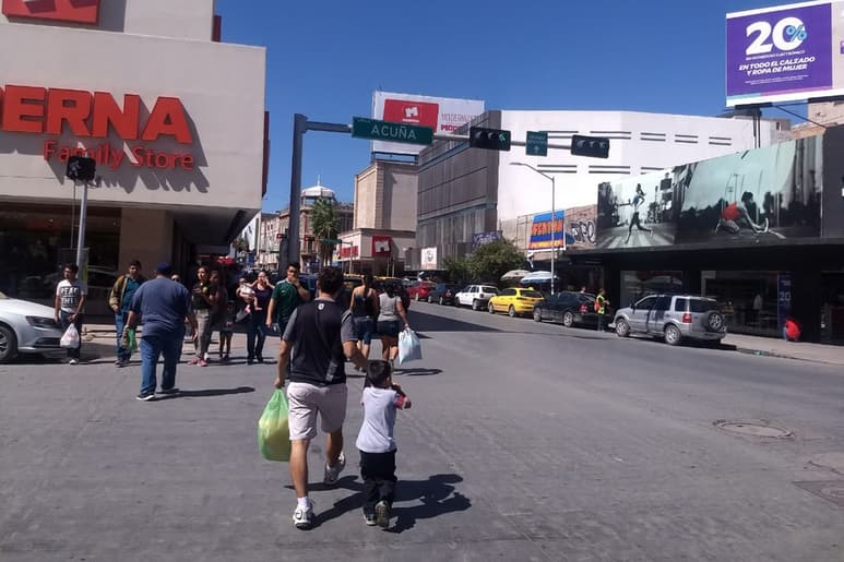 Los cubrebocas han subido considerablemente de precio debido a la oferta y la demanda, indicó el comerciante.