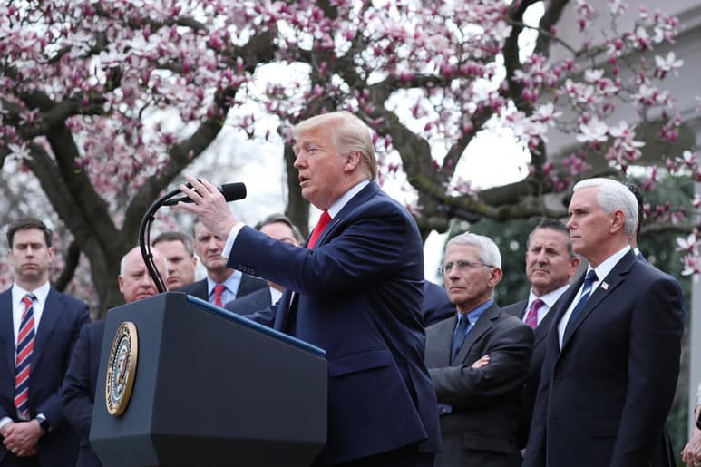 El presidente Trump (c) durante la rueda de prensa donde dio a conocer la emergencia nacional.