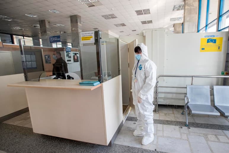 El número de enfermos actualmente es de 17.750 personas, 2,795 más en comparación con los datos de ayer viernes, y los curados son 1,966; 527 más que en el último boletín.
(EFE)