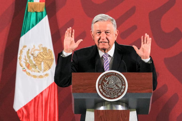 El titular del Ejecutivo federal reconoció que a pesar de que Morena es el partido con mayor número de diputados en San Lázaro, no le alcanzaba para votar por su reforma, por lo que recibió la ayuda del tricolor y otras fracciones para que se aprobara su reforma constitucional. (ARCHIVO)