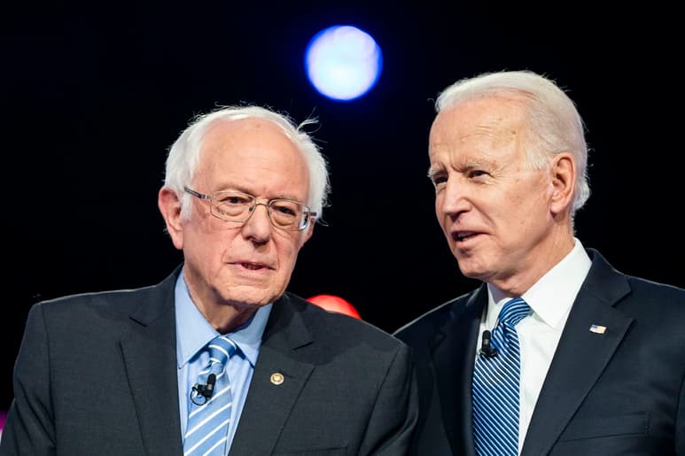 El cara a cara entre Sanders (i) y Biden (d) será a puerta cerrada. (ARCHIVO)
