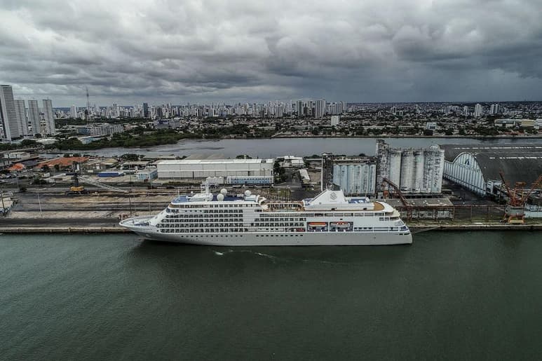 Las autoridades sanitarias brasileñas determinaron que el crucero debería permanecer atracado y aislado hasta conocerse los resultados de los exámenes practicados al paciente, que dieron positivo. (EFE)