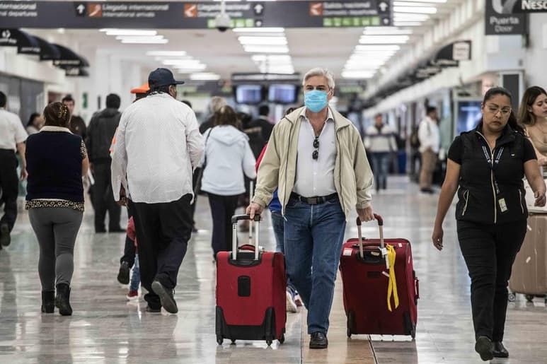 Les asombra que el personal del aeropuerto no use cubrebocas ni guantes para hacer las revisiones habituales, ni estén teniendo las medidas mínimas para tratar la emergencia de salud internacional. (EL UNIVERSAL)