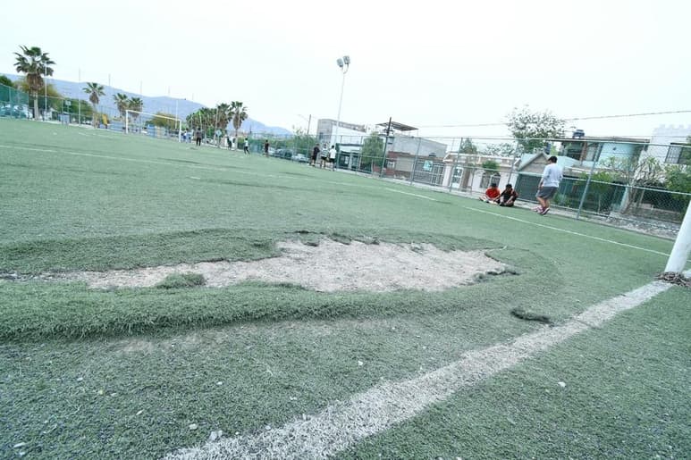 Tropiezos. El pasto sintético en las canchas de futbol es un peligro para los jugadores, quienes tienen que sortear la alfombra levantada por el desgaste.