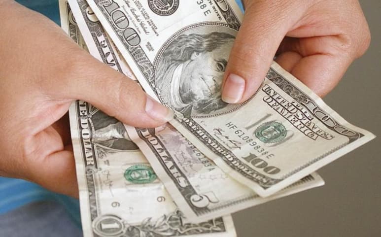 La divisa se intercambió en 23.08 pesos esta mañana en negociaciones internacionales. (ARCHIVO)