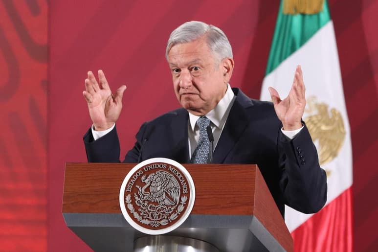 Por ello insistió en el llamado a hacer a un lado las diferencias políticas y no mezclar lo que tiene que ver con el interés general, en este caso la salud del pueblo. 'No 'zopilotear', actuar con ética y de manera responsable'. (NOTIMEX)