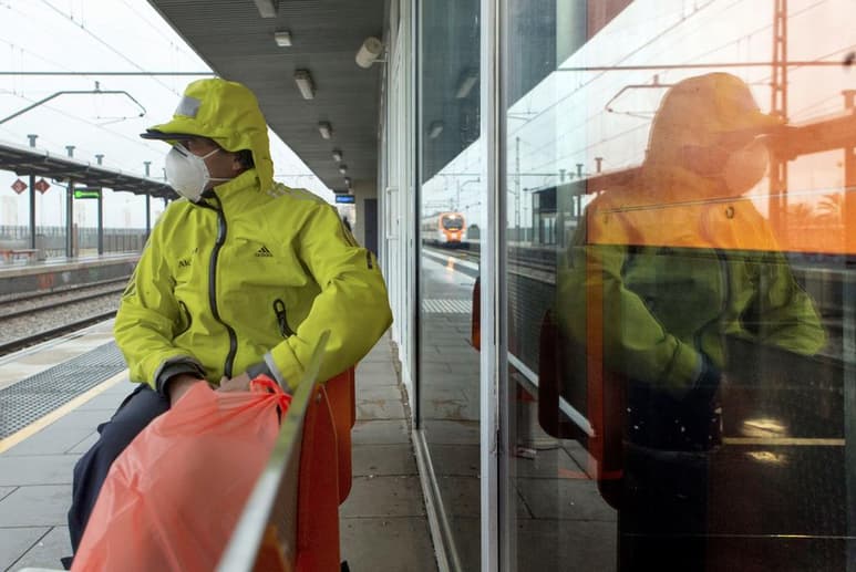 Las medidas responden al intento de blindar las fronteras ante el avance del COVID-19, que en Portugal suma 331 casos confirmados y acaba de cobrarse el primer fallecimiento, confirmado este mismo lunes.
(EFE)