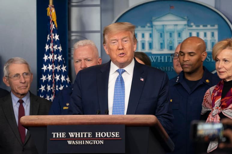 La Casa Blanca implementó el lunes más medidas para proteger al presidente Donald Trump y su equipo durante el brote del coronavirus. (ARCHIVO)