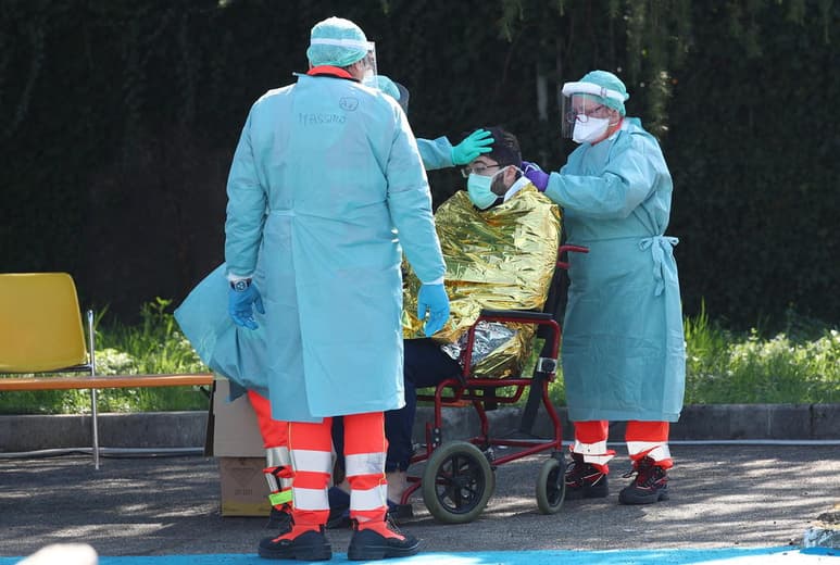 El número de enfermos en Italia, el segundo país del mundo en casos después de China, es actualmente de 23,073, una subida de 2,470 respecto al domingo. (EFE)