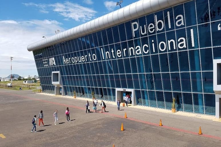 “No tenemos ninguna intención de cerrar el aeropuerto ni de suspender vuelos. Lo que sí es que vamos a establecer actividades de seguridad y vigilancia en los mismos', señaló a través de su cuenta de Twitter @MBarbosaMX.
(ARCHIVO)