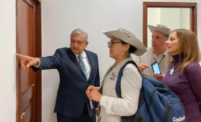 'Recibimos con agrado a Julio Alfonso Santaella Castell, presidente del Inegi, y a la instructora de zona, Fabiola Mireles Piñón, quienes levantaron el censo en nuestra vivienda', dijo el mandatario en su cuenta de Twitter.