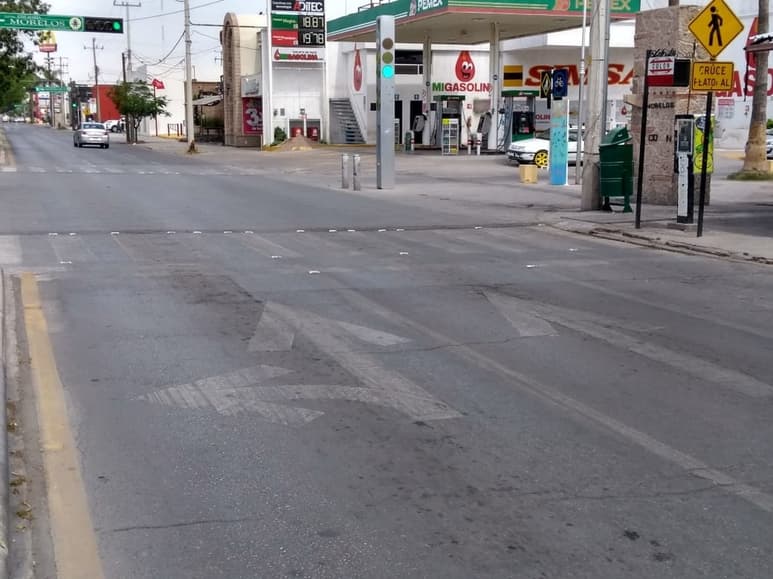 La situación de riesgo aumenta, debido al factor de avenida semipeatonal que tiene el Paseo Morelos, cruce en el que también se han desvanecido los señalamientos. (EL SIGLO DE TORREÓN)