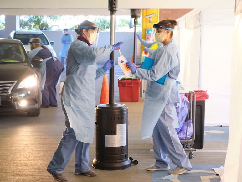 En la imagen se observa un laboratorio ambulatorio en Washington que realiza pruebas del COVID-19 ante el incremento de casos en el país. (EFE)