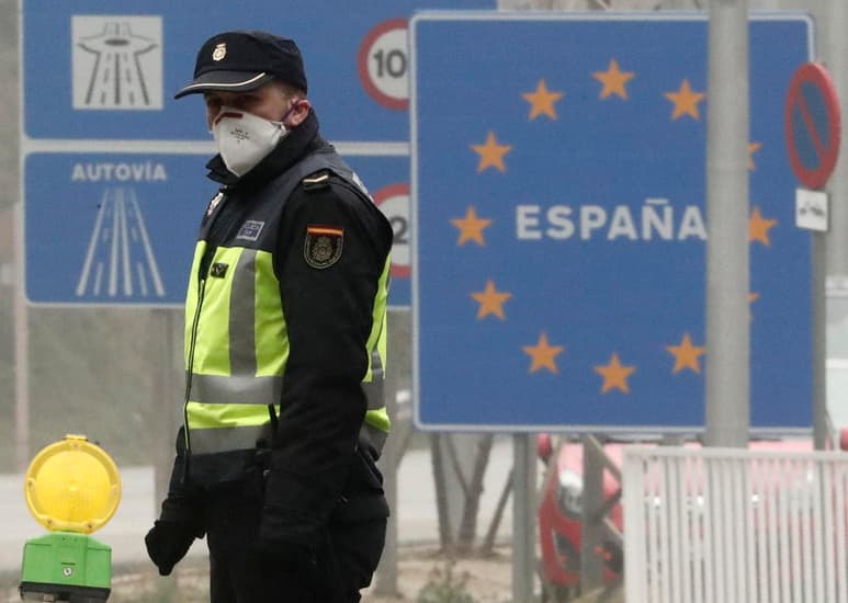 Algunas zonas como la Unión Europea y América del Sur tomaron su decisiones en conjunto y prohibieron el arribo aéreo, marítimo y terrestre de personas. (EFE)