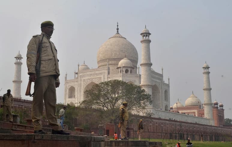 La decisión de cerrar lugares icónicos como el Taj Mahal o el Qutub Minar delhí, el mayor minarete de ladrillo del mundo, estuvo hoy acompañada de la prohibición a los viajes de pasajeros desde Afganistán, Filipinas y Malasia.
(ARCHIVO)