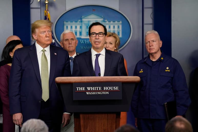 El presidente Donald Trump se dedicará el martes a responder al impacto devastador de la pandemia de coronavirus sobre la economía estadounidense en reuniones con directivos del sector turístico y conferencias telefónicas con los sectores de restaurantes, minoristas y proveedores. (AP)