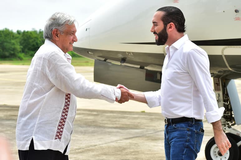 En conferencia de prensa en Palacio Nacional, el titular del Ejecutivo federal adelanto que si se confirma que en el vuelo hay pasajeros con Covid-19 y deciden quedarse en el país, serán atendidos en territorio mexicano, porque, señaló, enfrentar el coronavirus significa también garantizar derechos humanos y no caer en actos de discriminación. (ARCHIVO)