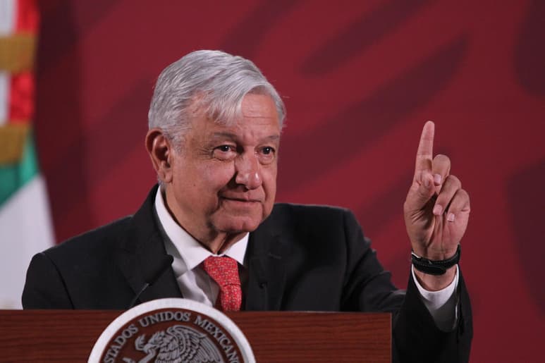 El presidente Andrés Manuel López Obrador recomendó a las personas que por órdenes de sus centros de trabajos no tengan que acudir a laborar para evitar la propagación del coronavirus, dediquen este tiempo a convivir entre familia y fortalecer valores culturales y morales. (NOTIMEX)