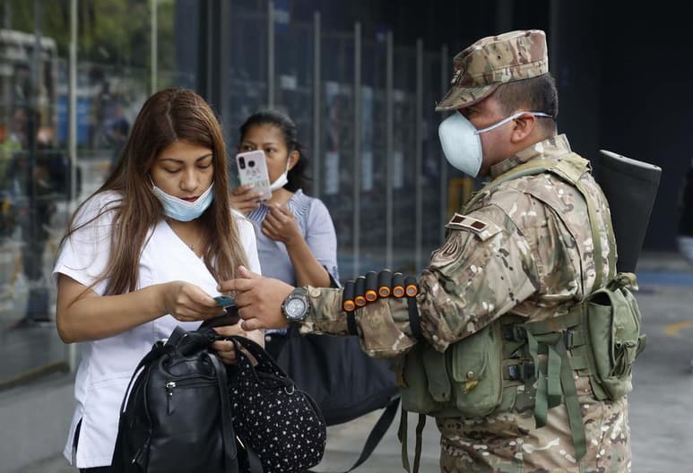 Un grupo de 20 mexiquenses se encuentra varado en Lima, en espera de poder regresar a México, luego de que el domingo por la noche el gobierno peruano decidió cerrar sus fronteras, informó Óscar Gallardo Maya, quien vive en Naucalpan y junto con su esposa Virginia Escorcia Cerón viajaron por motivos de trabajo a Perú. (EFE)