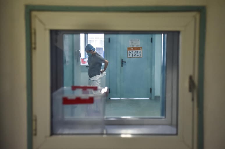 El gobierno chino aprobó comenzar ensayos clínicos de una vacuna recombinante contra el COVID-19, según el portal ruso de noticias RT. (ARCHIVO)