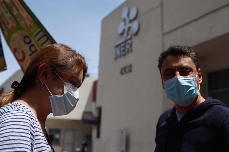 Frente a la dirección general del INER, integrantes de la Sección 16 del Sindicato Nacional de Trabajadores de la Secretaría de Salud reclamaron la falta de protocolos para atender la contingencia por Covid-19. (ARCHIVO)
