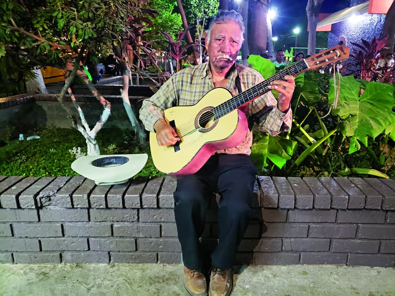 No se rinde. Ni tarde ni perezoso, don Hermilo comentó que aprendió a tocar un requinto y de esa manera comenzó su andar en la música. (ALDO MAGALLANES)
