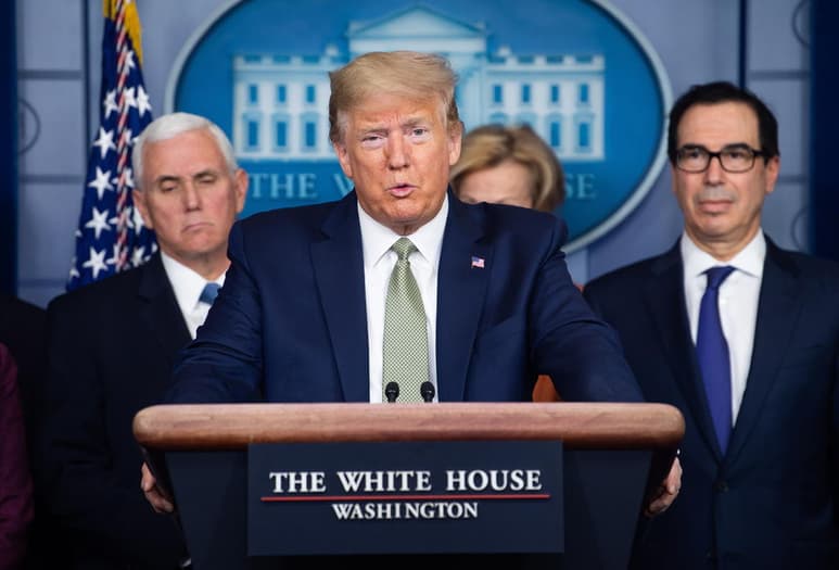 'Estaremos, de acuerdo mutuo, cerrando temporalmente nuestra frontera norte con Canadá al tráfico no esencial. El comercio no se verá afectado', afirmó Trump. (ARCHIVO)